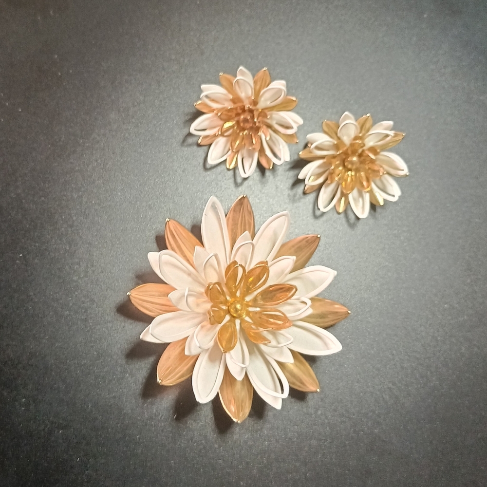 Vintage Sarah Coventry 3D Cream & Gold Brooch W/Clip On Earrings "Fabulous!"